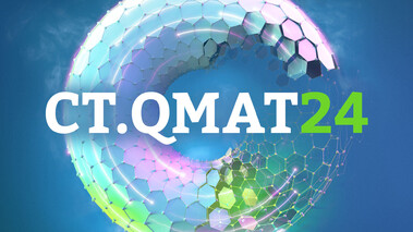 Glänzendes, digitales Logo der Konferenz CT.QMAT24 mit wabenartigem Globus auf blauem Hintergrund.
